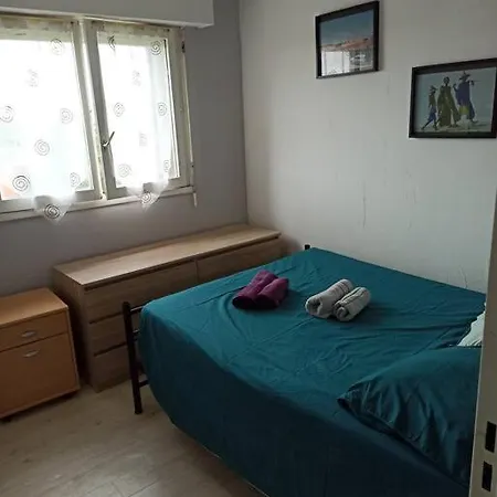 Cabourg: Petit F2 Proche Hippodrome.