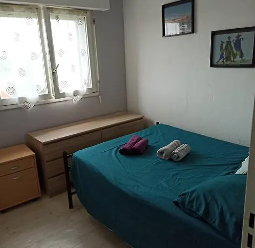 Cabourg: Petit F2 Proche Hippodrome.