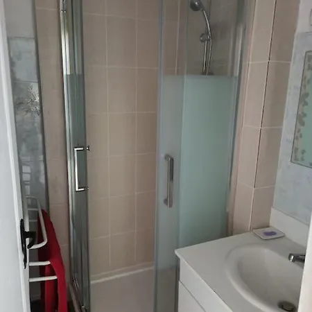 Cabourg: Petit F2 Proche Hippodrome. *