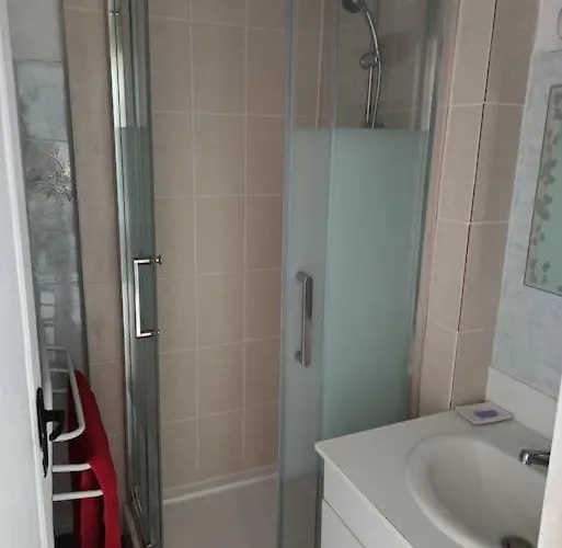 Cabourg: Petit F2 Proche Hippodrome. *